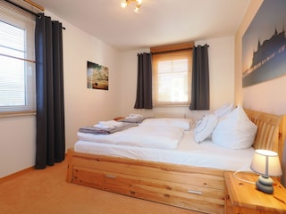 Schlafzimmer mit Doppelbett und Schrank