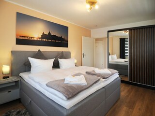 Schlafzimmer mit Boxspringbett