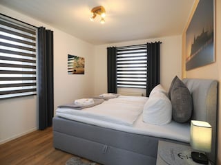 Schlafzimmer mit Boxspringbett