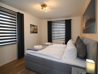 Modernes Schlafzimmer mit Boxspringbett