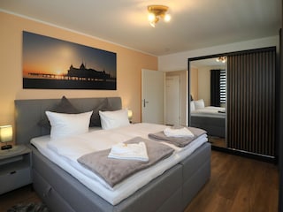 Schlafzimmer mit Boxspringbett