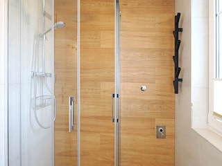 modernes Bad mit Dusche