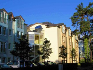 Hausansicht mit Terrasse von der Grenzstraße