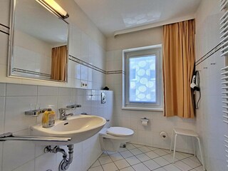 Tageslicht-Bad mit DU/WC