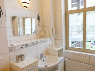 Bad mit Dusche und WC