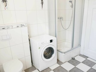 Bad mit Dusche und WC