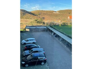 Die Dünen und der Parkplatz der Apartmentanlage