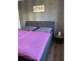 Schlafzimmer mit Boxspringbett 180x200