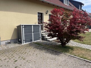 Parkplatz mit  Fahrradgarage und Fahrradständer