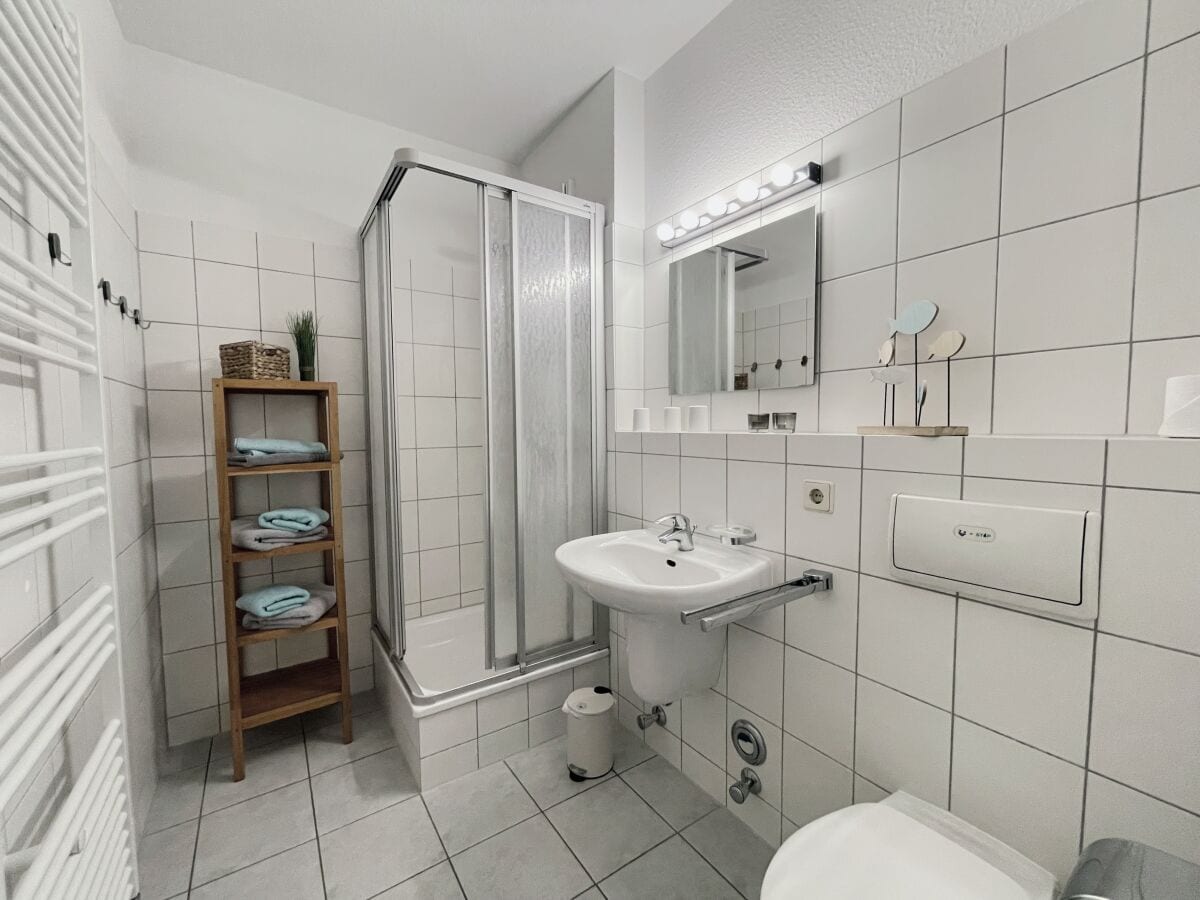 Geräumiges Badezimmer mit Dusche und WC