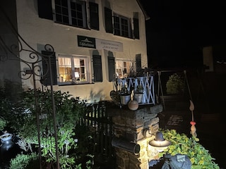 GEbäudeansicht bei Abend