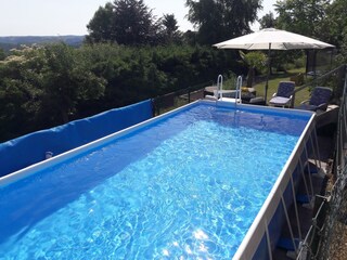 Pool mit Sitzplatz u. Boulebahn