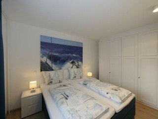 Das Schlafzimmer mit einem großen Kleiderschrank