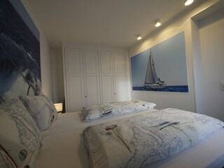Das Schlafzimmer mit einem großen Kleiderschrank