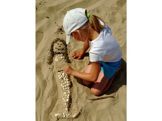 Kinder lieben es im Sand zu spielen