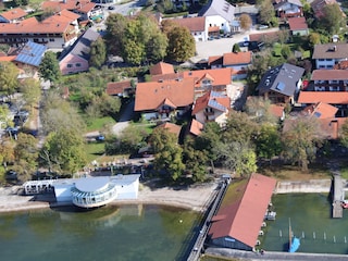 mittig großes rotes Hausdach ist unser Gästehaus