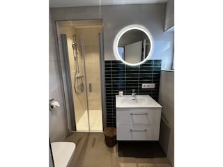 Bad 1 mit Dusche und WC