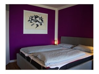 Doppelbett im Wohnzimmer der Ferienwohnung