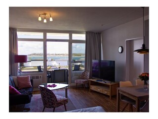 Wohnzimmer und Balkon der Ferienwohnung Inselblume 79