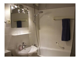 Badewanne mit Dusche in der Ferienwohnung Inselblume 79