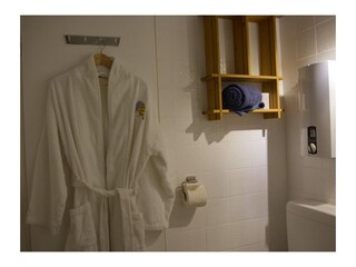 Bademantel an der Eingangstür zum Badezimmer der Inselblume 79