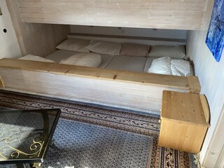 Dachgeschoss - 4 Bett Zimmer - durch  3 Bett Zimmer