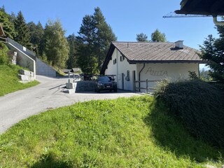 Anfahrt Via Brutg zum eigenen Parkplatz - Haus seitlich