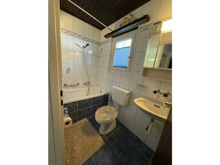 EG oberes Badezimmer mit Badewann