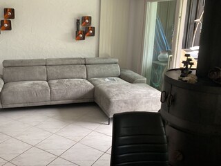 1 UG Wohnzimmer mit Türe Richtung Terrasse