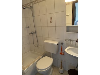1 UG Badezimmer mit Dusche