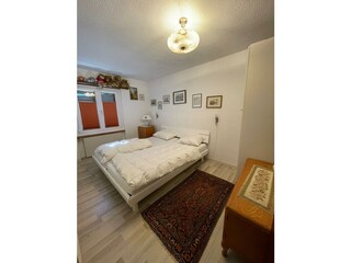 EG Schlaf-Zimmer Doppelbett - mit Fenster zum Balkon