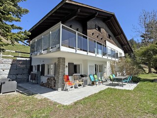 Blick auf das Haus mit den beiden Sitzplätzen