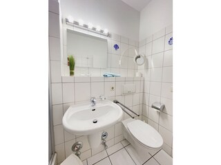 Bad mit Waschbecken und WC
