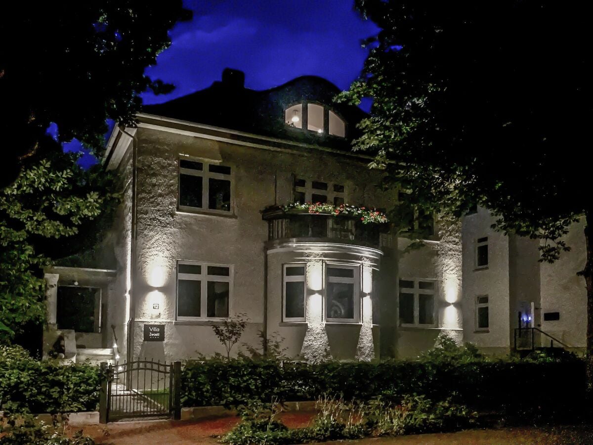 Villa Zwoelf illuminiert