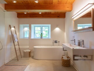 Großes Bad mit Badewanne und