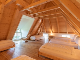 Großes Schlafzimmer mit 6 Einzelbetten