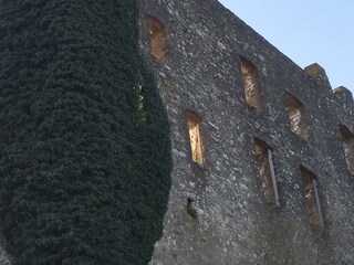 Ruine der Raubritter Burg 100 m rechts