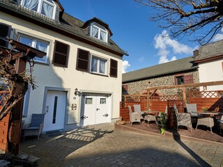 Eifelstuben Innenhof mit Garage