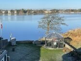 Blick aus FeWo mit Pavillon und Schleiblick