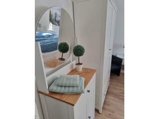 Spiegelkommode im Schlafzimmer