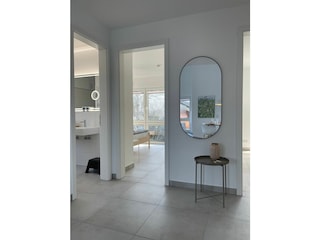 Flur mit Blick auf Schlafzimmer II und Bad