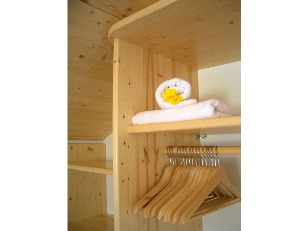 Kleiderschrank in den großen Schlafzimmer