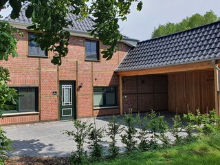 Parkplatz und Carport am Eingang