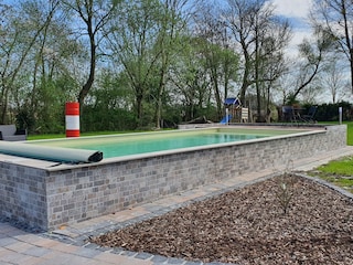 Pool und Spielbereich im Garten