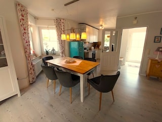 Essbereich im hellen Wohbereich