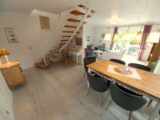 Heller Wohnbereich mit Terrassenzugang