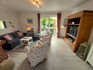 Heller Wohnbereich mit Terrassenzugang