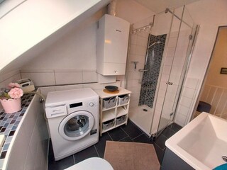 Duschbad mit Waschmaschine