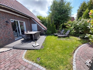 Terrasse und Sonnenliegen