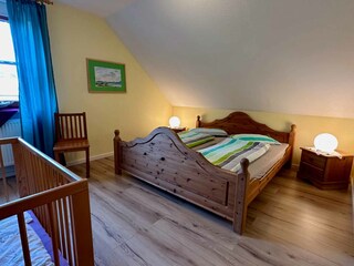 Elternschlafzimmer mit Babybett